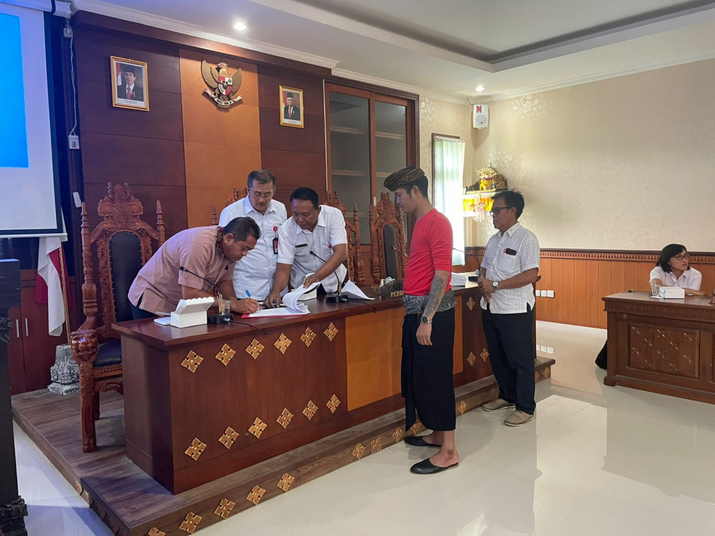 Rapat pembahasan proses pemberhentian Perangkat Desa Pelaksana Kewilayahan Banjar Geria yang biasa disebut Kelian Banjar Dinas (KBD) yakni I Wayan Joni Pargawa
